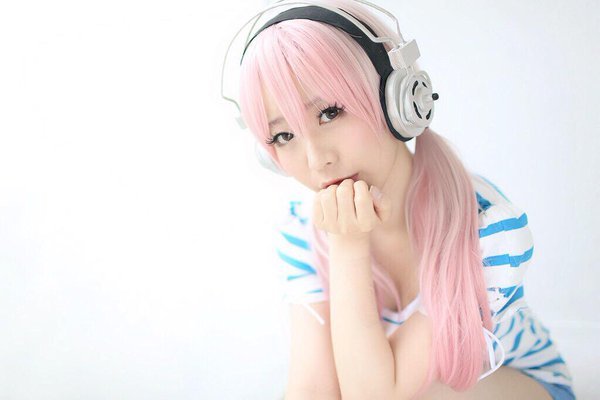 Alice (10) 2016年06月08日 14:39 除了cosplay外,Alice也非常喜歡打電動,最愛的遊戲是《零》系列,膽子小的她又愛玩又不敢說話。下面就來欣賞一下她的美照吧。 評論 5097803
