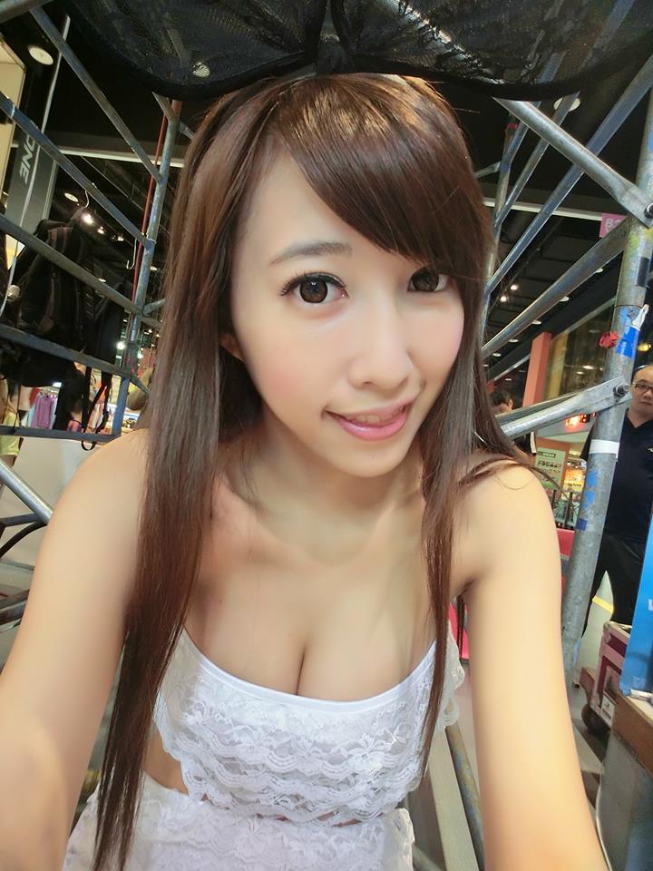 ></p></a> 游戏女主播爱裸背玩lol:裸着玩游戏很舒服