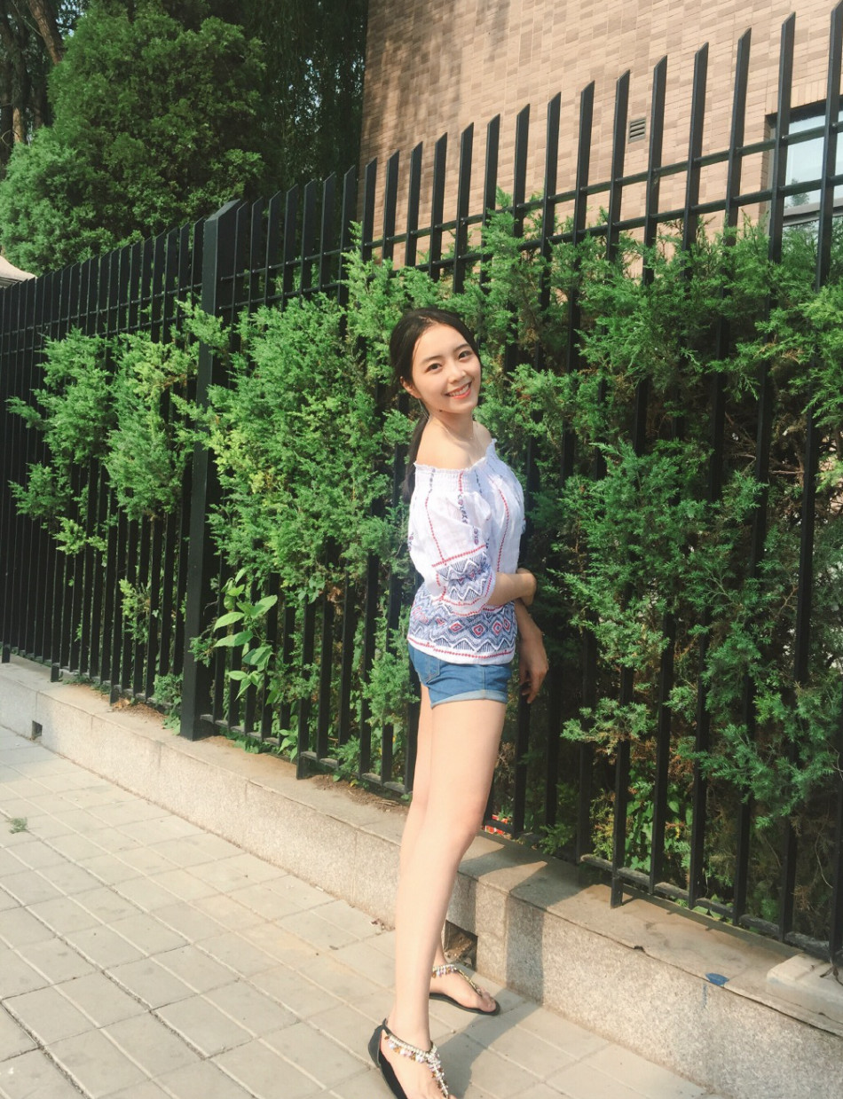 能够拥有如此娴熟主持技巧的余霜,在lpl采访之余还在主持着其他的游戏