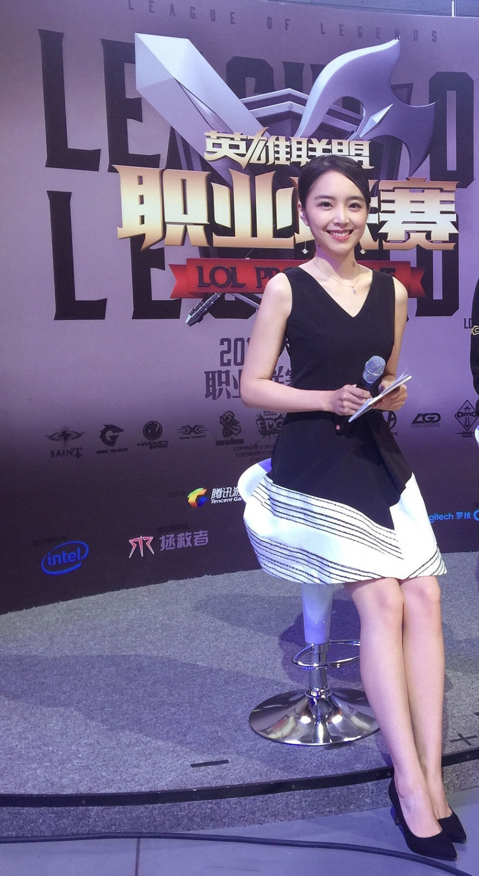 德玛西亚杯女主持人余霜清纯似奶茶