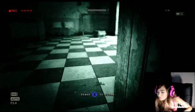 直播玩恐怖游戏引关注 菲律宾女主播爆红爱CO