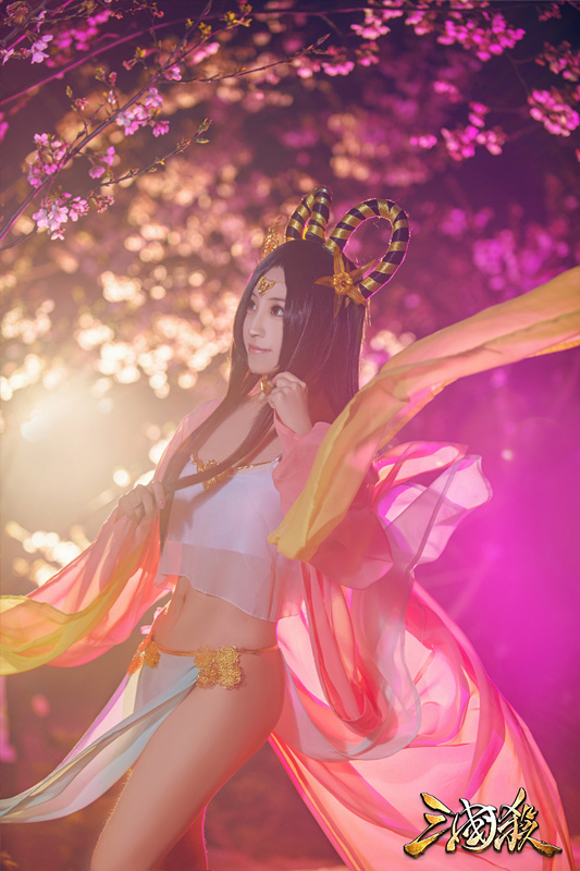 《三国杀》sp貂蝉的盛世美颜不必多说,coser李霞的美腿更是可以玩一