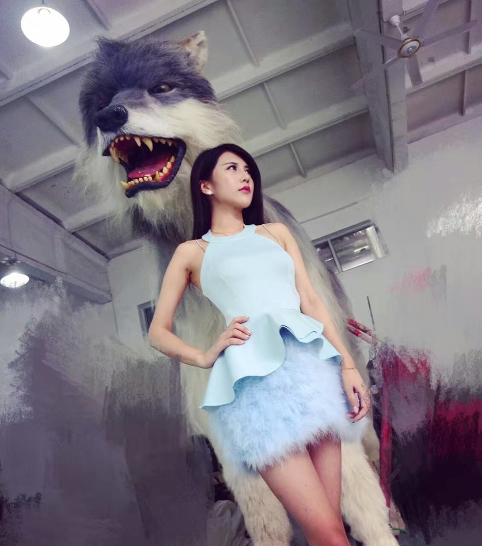 美女与野兽 最美女硕士携巨狼现身ChinaJoy