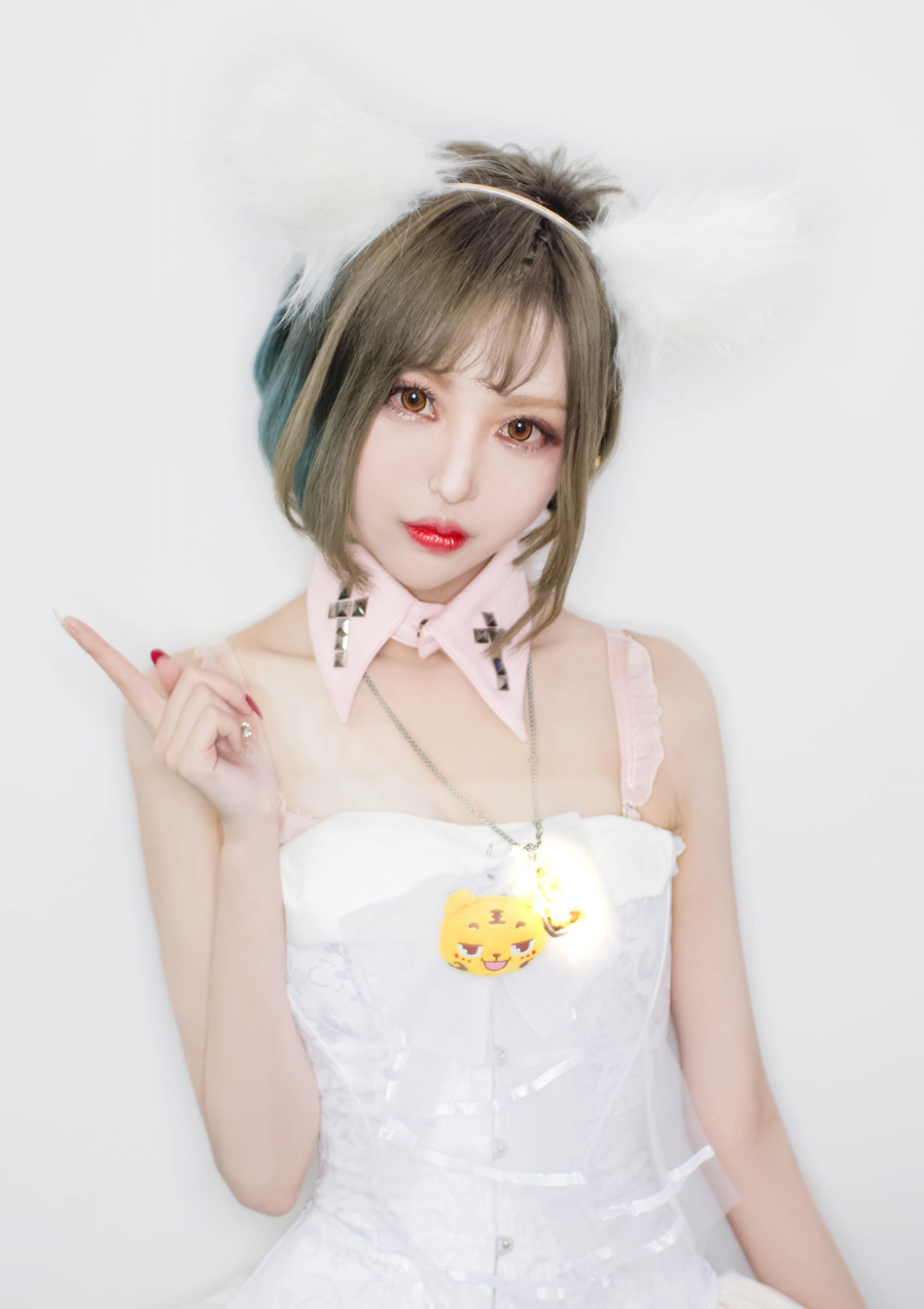 新晋人气混血showgirl晒私照