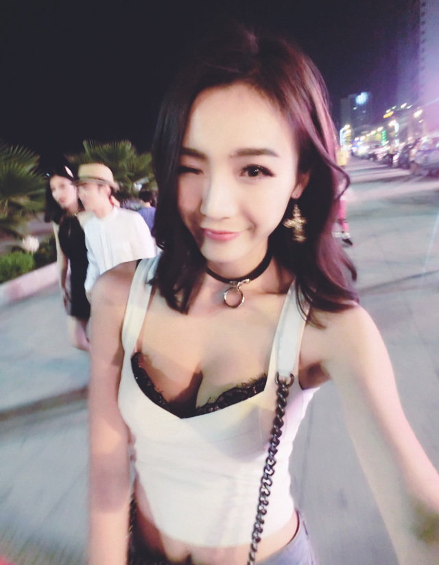 性感直率可爱的女主播Hana妹