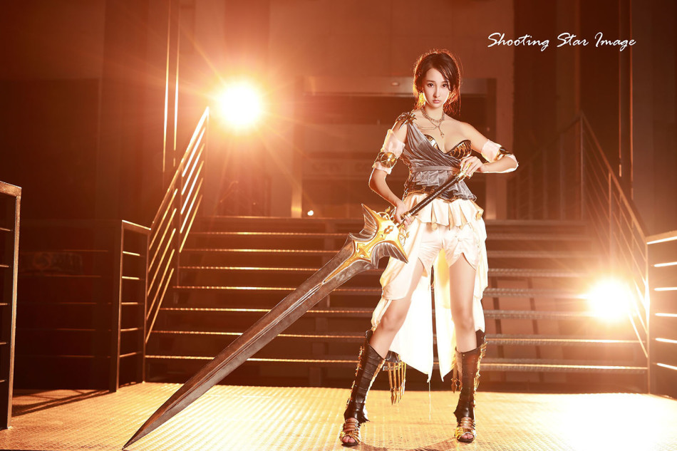 少女玩大剑 性感嫩模马丽cos游戏人物完美还原