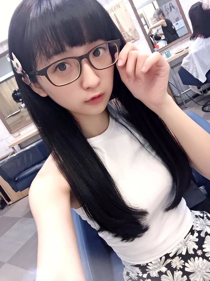 台湾合法童颜萝莉晒旗袍自拍 网友:要看大腿_