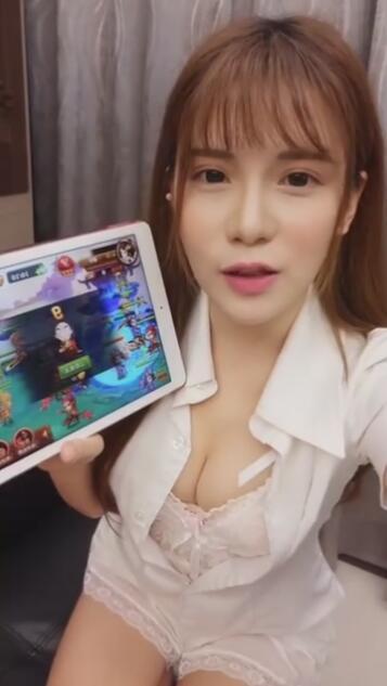 女生玩游戏输了脱内衣_女生玩打牌输了挠脚心