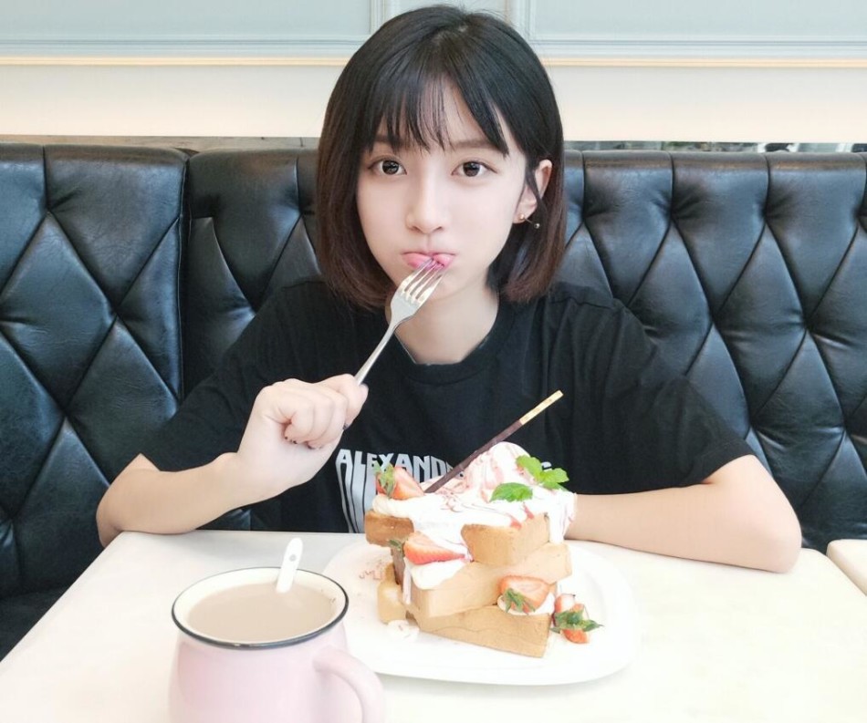 网红"什么七七"晒出清纯美照 王思聪眼光好(2/16)