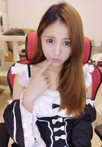 人美歌甜萌萌哒 炉石主播丸子cos性感女仆_雷人囧图