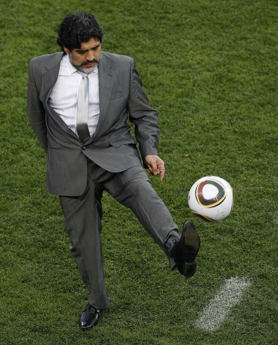 《乱炖世界杯》:球王老马当球童再现娴熟脚法!组图 《乱炖世界杯》:球王老马当球童再现娴熟脚法!组图