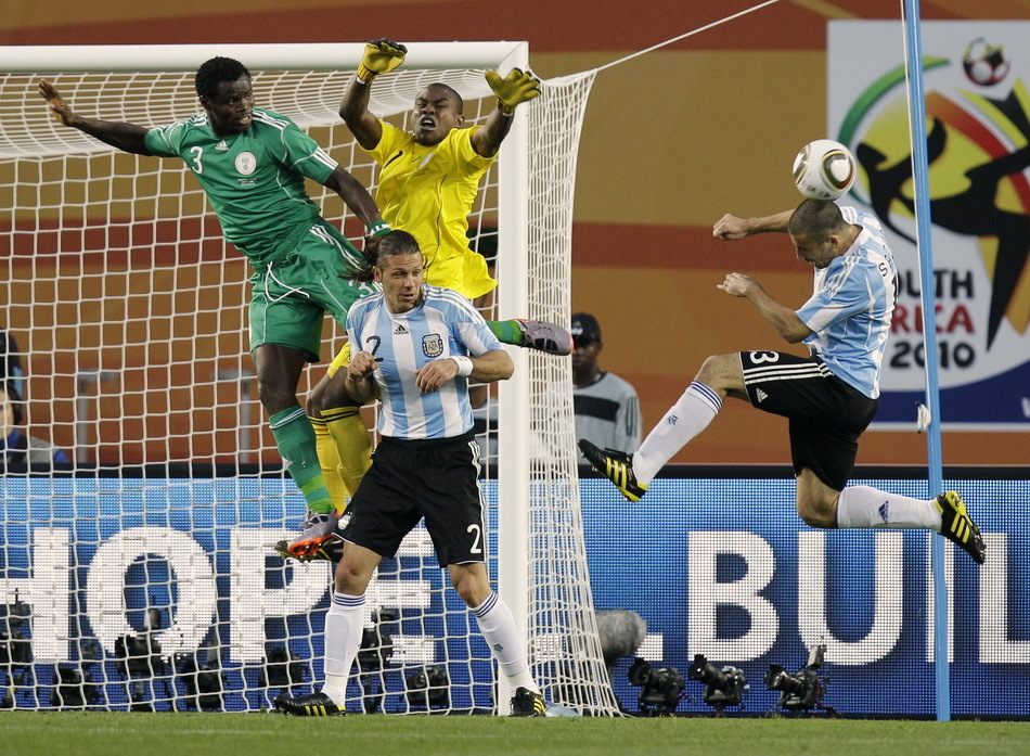 《乱炖世界杯》:球王老马当球童再现娴熟脚法!组图 《乱炖世界杯》:球王老马当球童再现娴熟脚法!组图