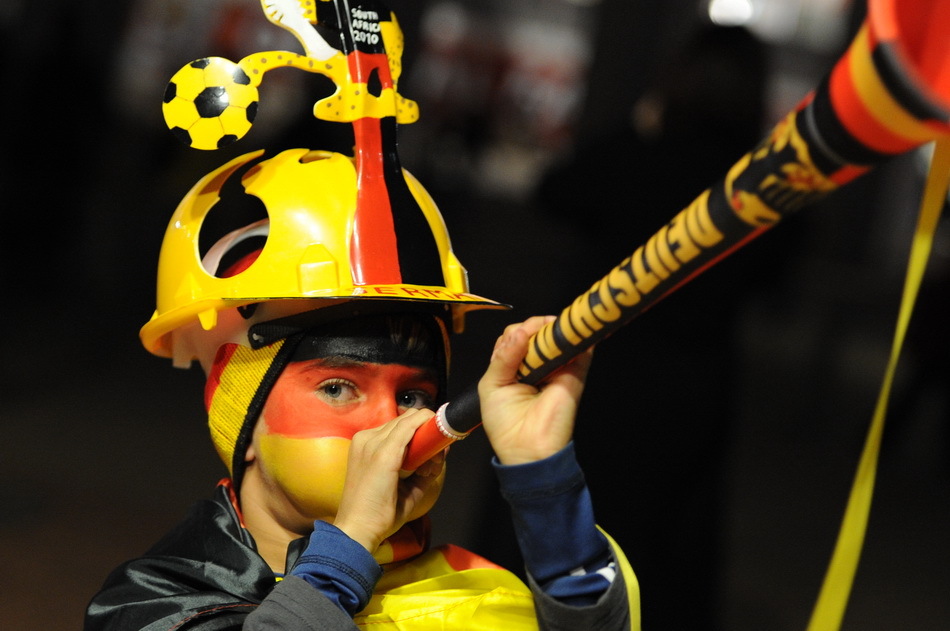 画上德国国旗+加拿大球迷+加纳