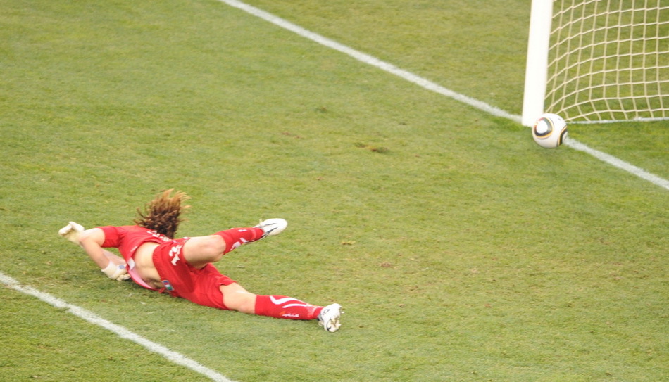 世界杯门将扑救 搞笑图片