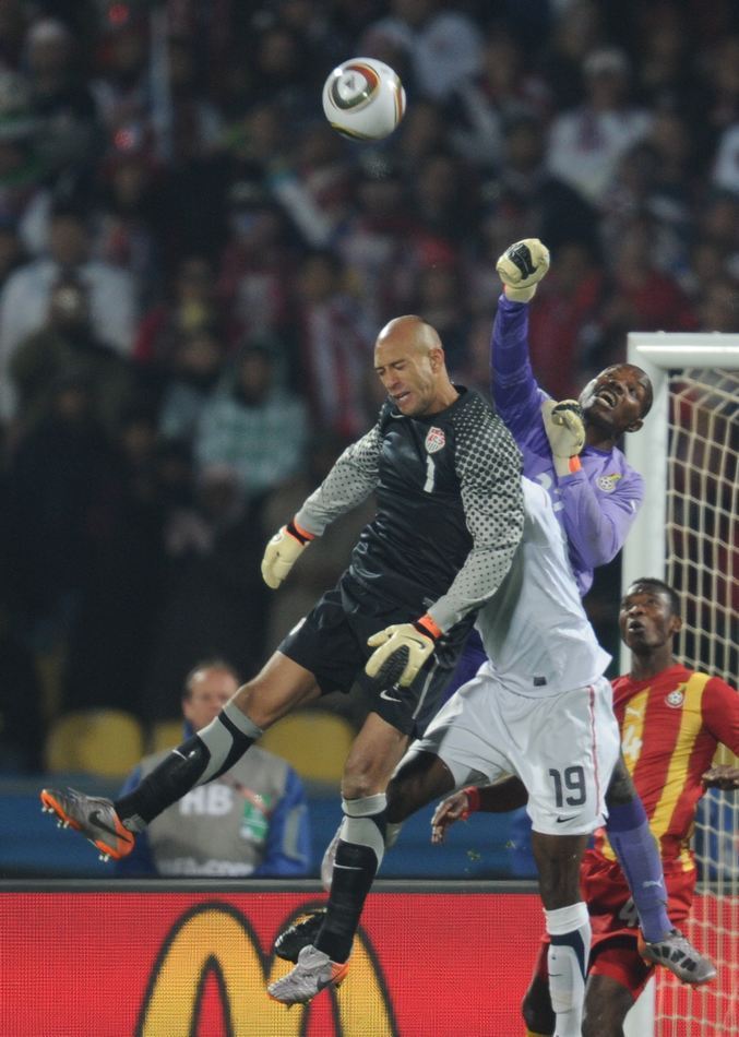 禁区内接本方守门员门球应该怎么判罚?-守门员