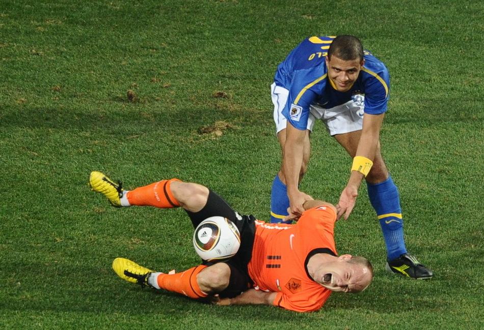 梅洛恶意踩踏罗本吃红牌