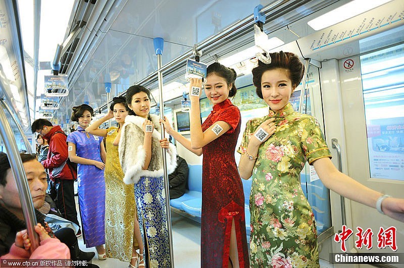 穿越金陵十三钗+地铁上演妖娆旗袍秀