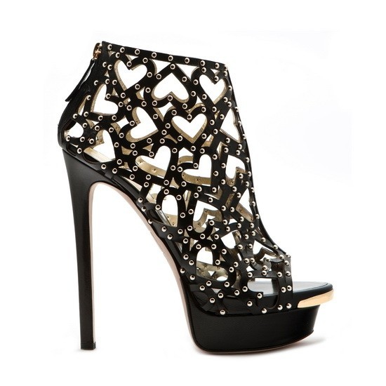 摩登金属高跟鞋向前卫时尚态度致敬_搭配课堂