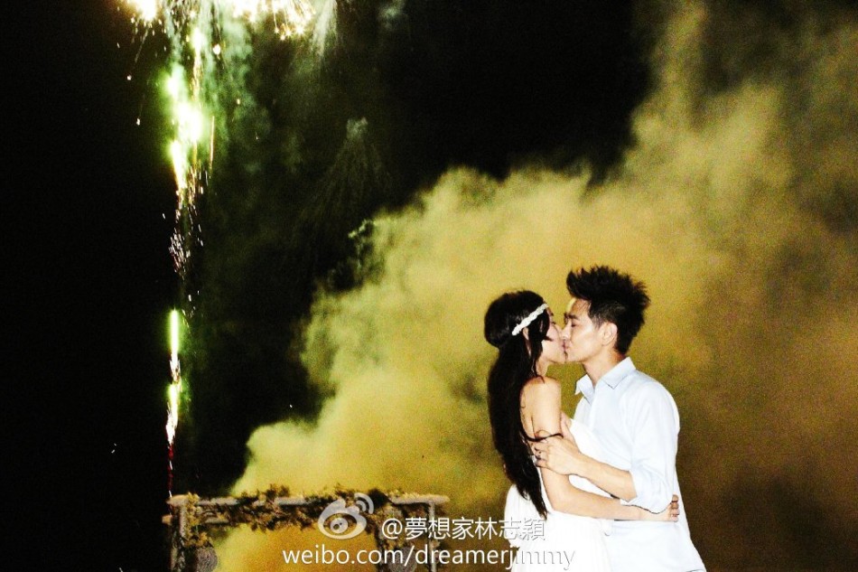 林志颖公开婚礼<em>照片</em> 与<em>老婆</em>陈若仪烟花下拥吻