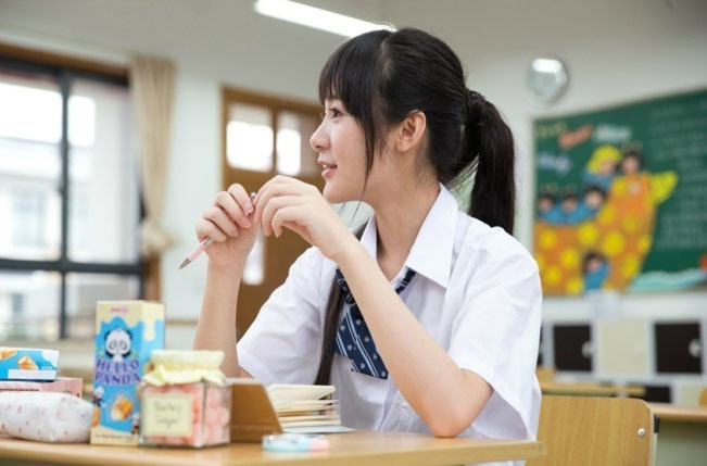 徐娇晒萝莉COS照 变身<em>校服萌妹子</em>韩国建国大