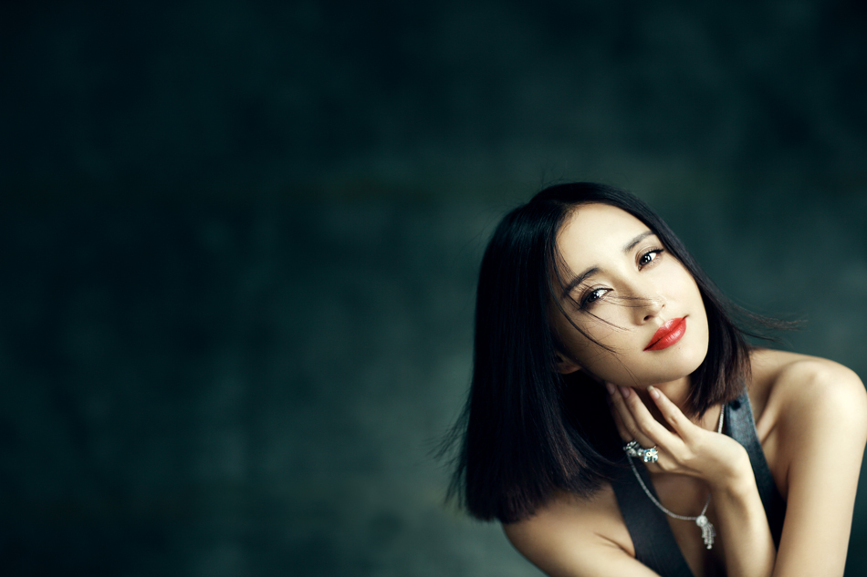 张歆艺登杂志封面 秀美背展露女性之美 - 资讯中心 - 中国服装网