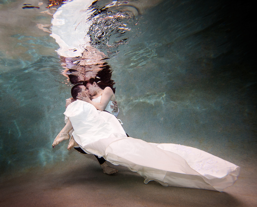 水中婚纱图片唯美图片_婚纱躺水中图片唯美