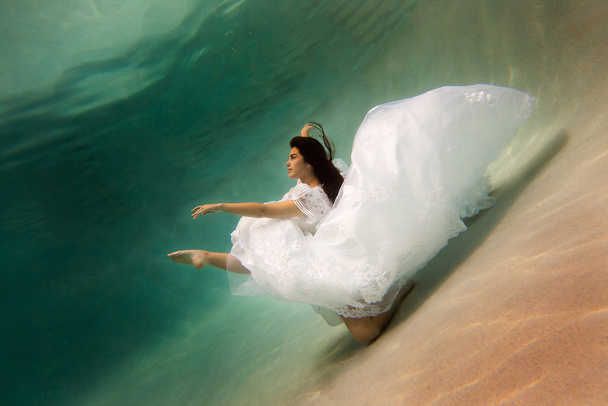 水中的婚纱_婚纱水中图片唯美
