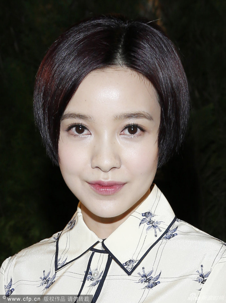 采洁复古装文艺范儿 唐嫣拗造型秀冷艳成都纺