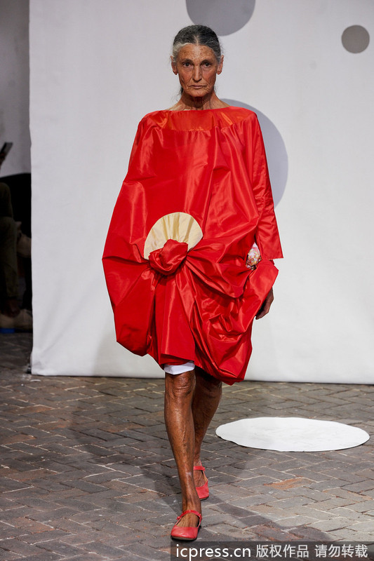 70岁银发超模Benedetta Barzini再度走秀|超模