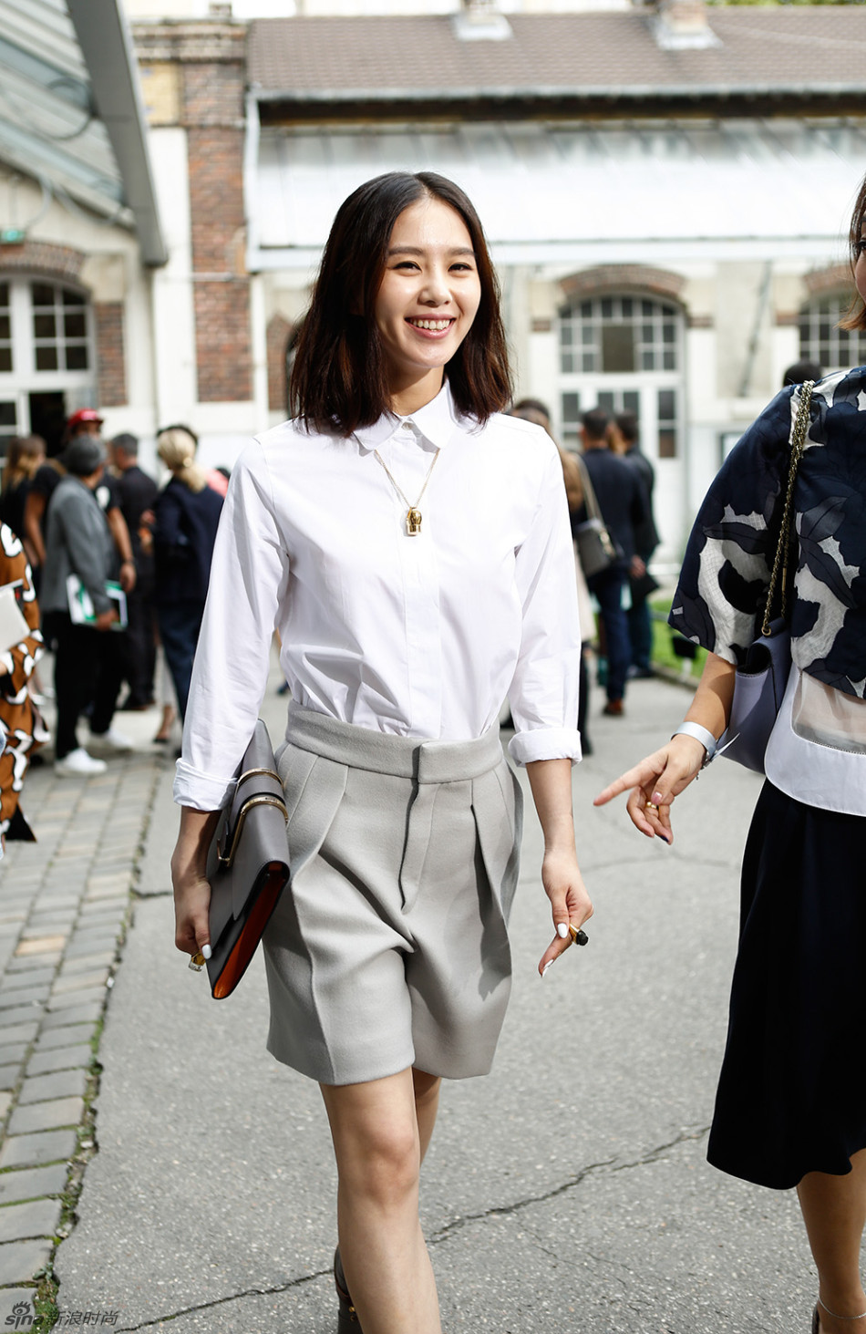 刘诗诗巴黎街拍 <em>白衬衫短裤</em>清新可人范儿亮相