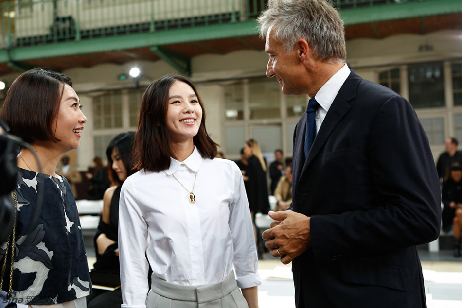 刘诗诗巴黎街拍 <em>白衬衫短裤</em>清新可人范儿亮相