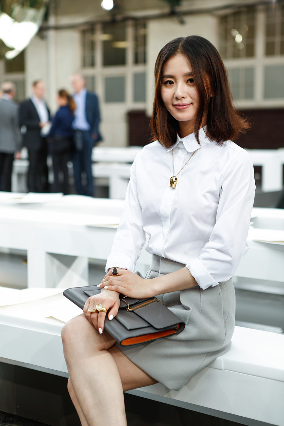 刘诗诗巴黎街拍 <em>白衬衫短裤</em>清新可人范儿亮相