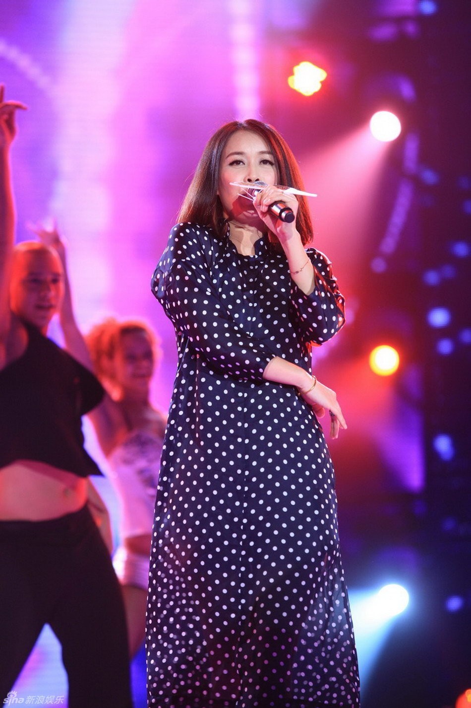 欧阳娜娜唱歌惊呆了所有人 51906_899715_670491.jpg