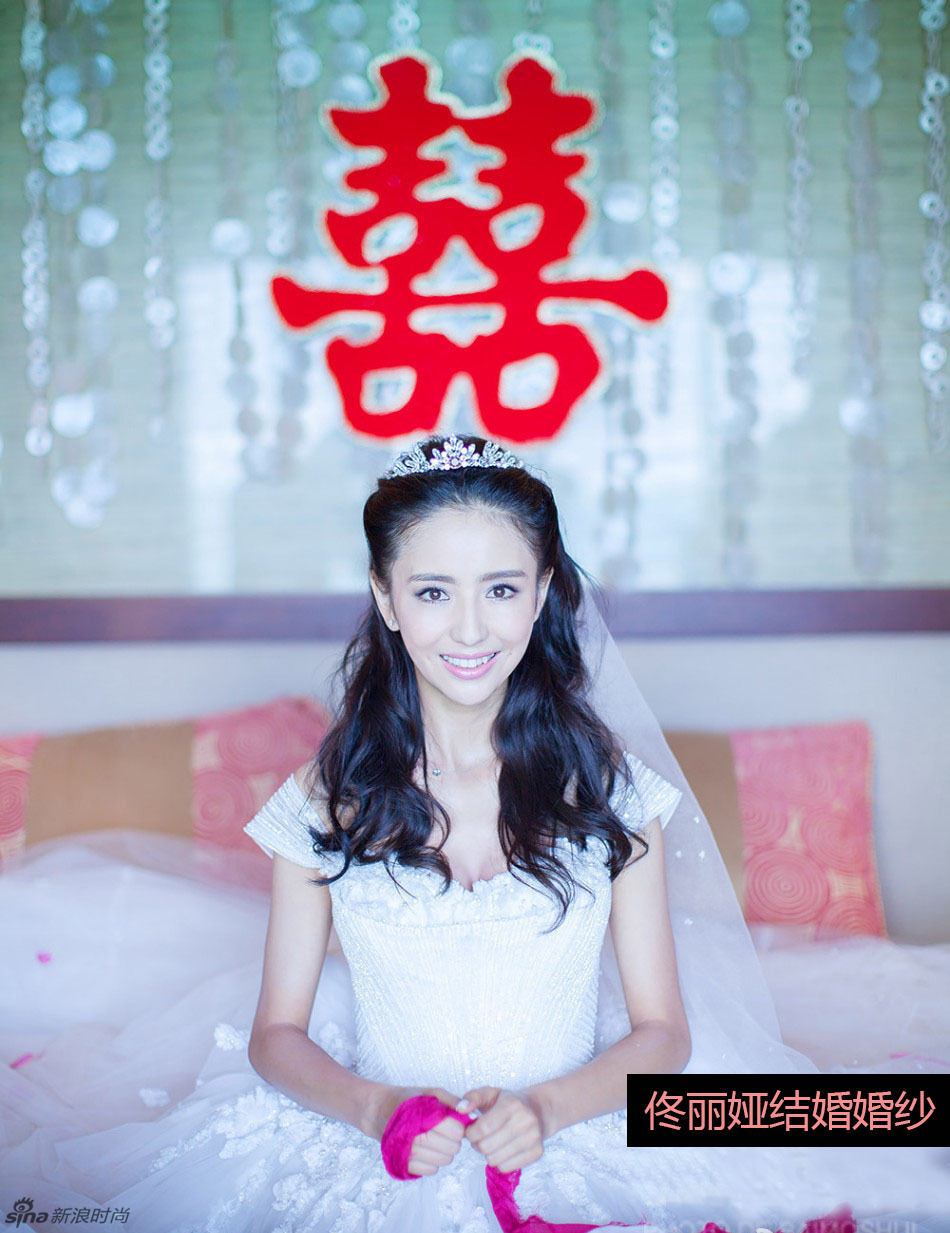 佟丽娅浪漫海岛办婚礼 私服造型巧变优雅婚纱