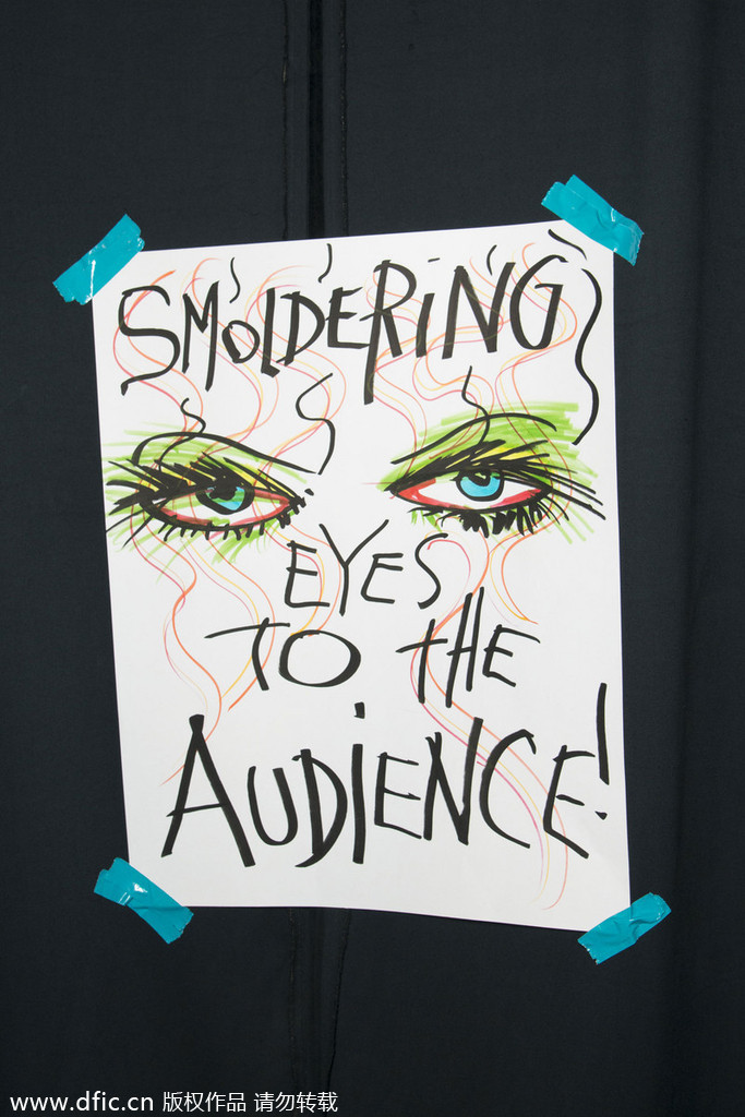 性暗示标语充斥后台 半裸消防员闹场_中搜论