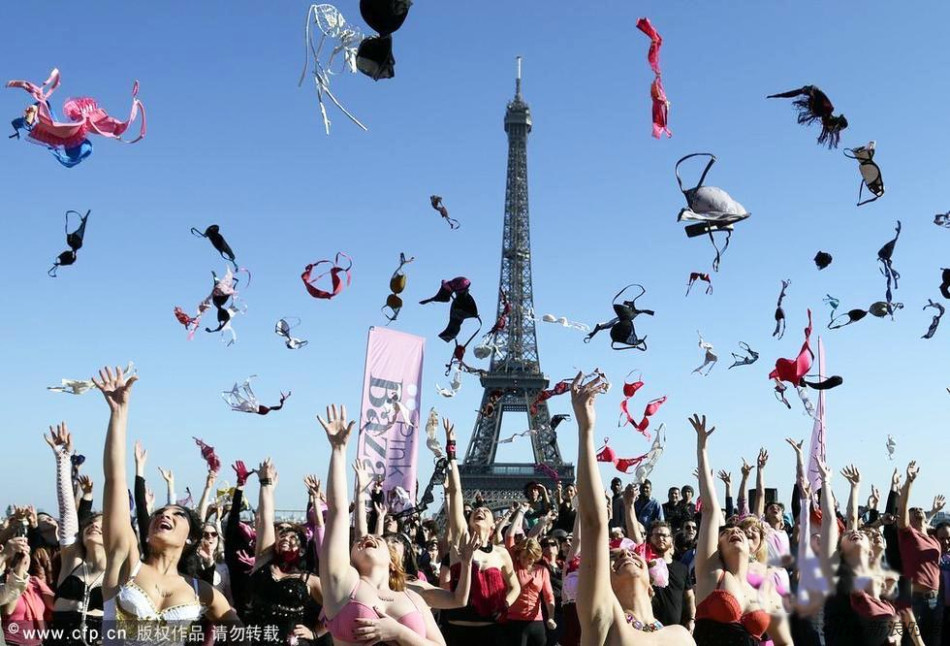 法国抗<em>乳腺癌</em>集会 上百件<em>胸罩</em>空中飞扬_中搜论