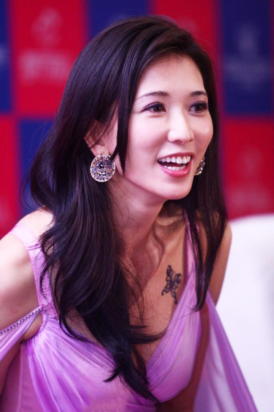 林志玲火辣内衣走秀微漏香肩双峰引追拍