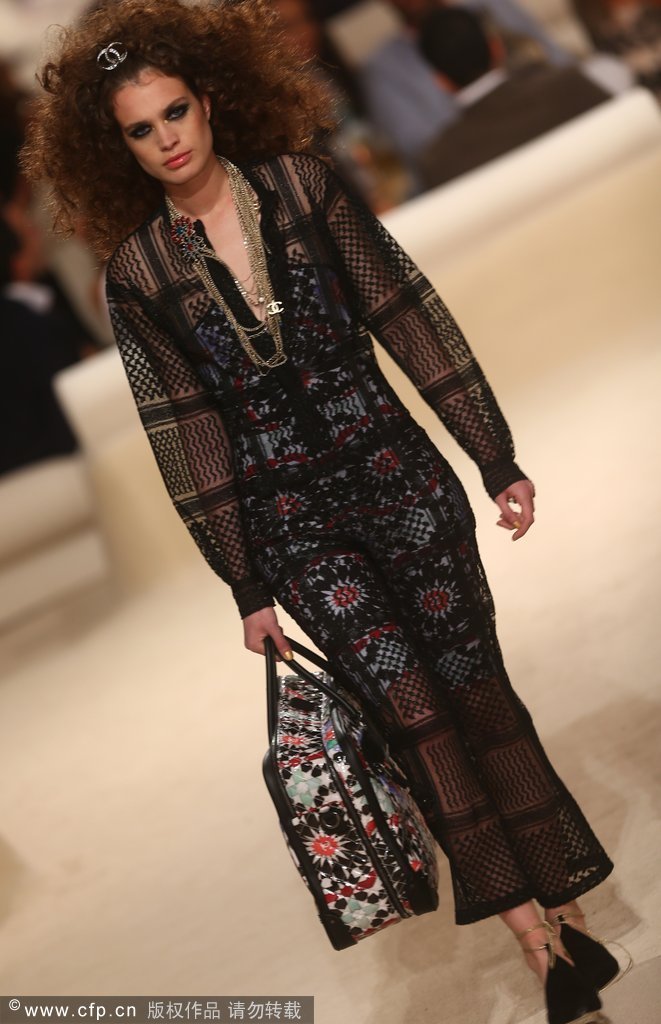 Chanel 2015早春度假系列 中国超模孙菲菲走秀