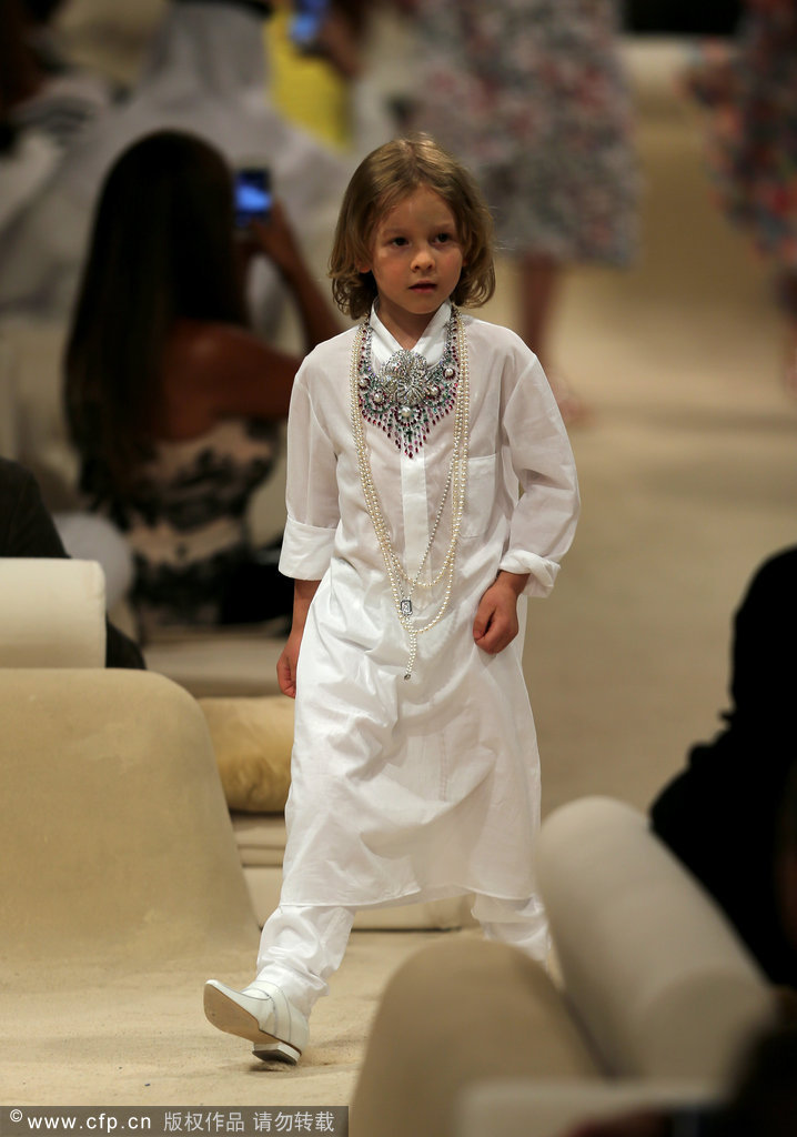 Chanel 2015早春度假系列 中国超模孙菲菲走秀