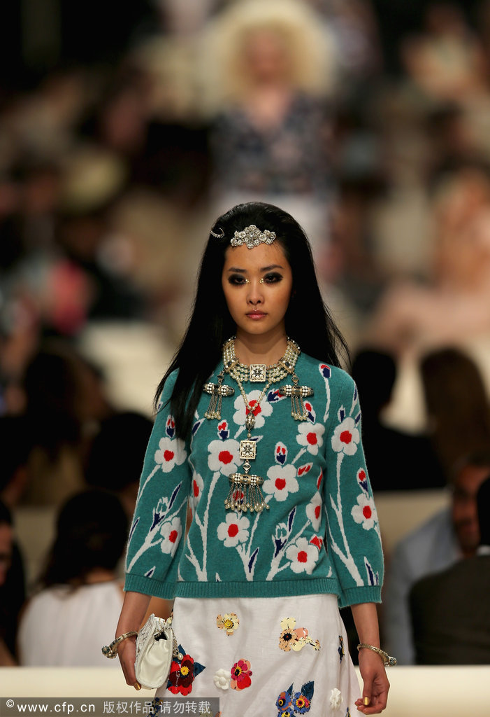 Chanel 2015早春度假系列 中国超模孙菲菲走秀