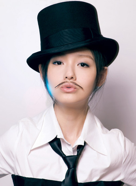 大胡子美女爆红 女星胡子造型谁是真汉子