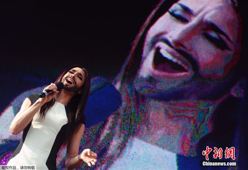 奥地利大胡子小姐举办演唱会受热捧-大胡子