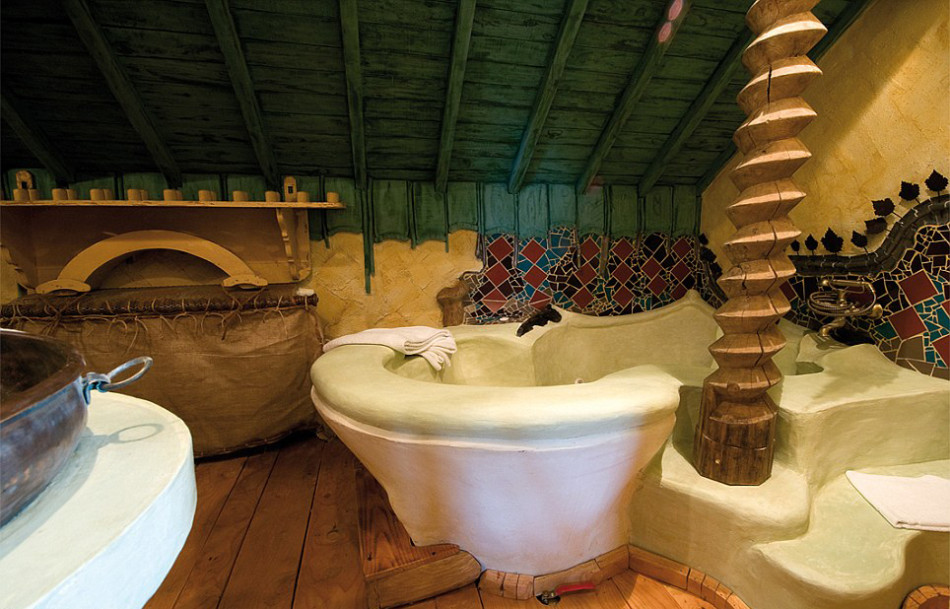 比利时男子建梦幻 童话旅馆 外形如特洛伊木马