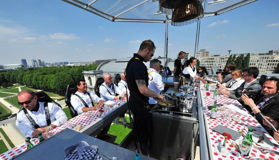 布鲁塞尔“空中餐厅” 民众悬空享受刺激午餐