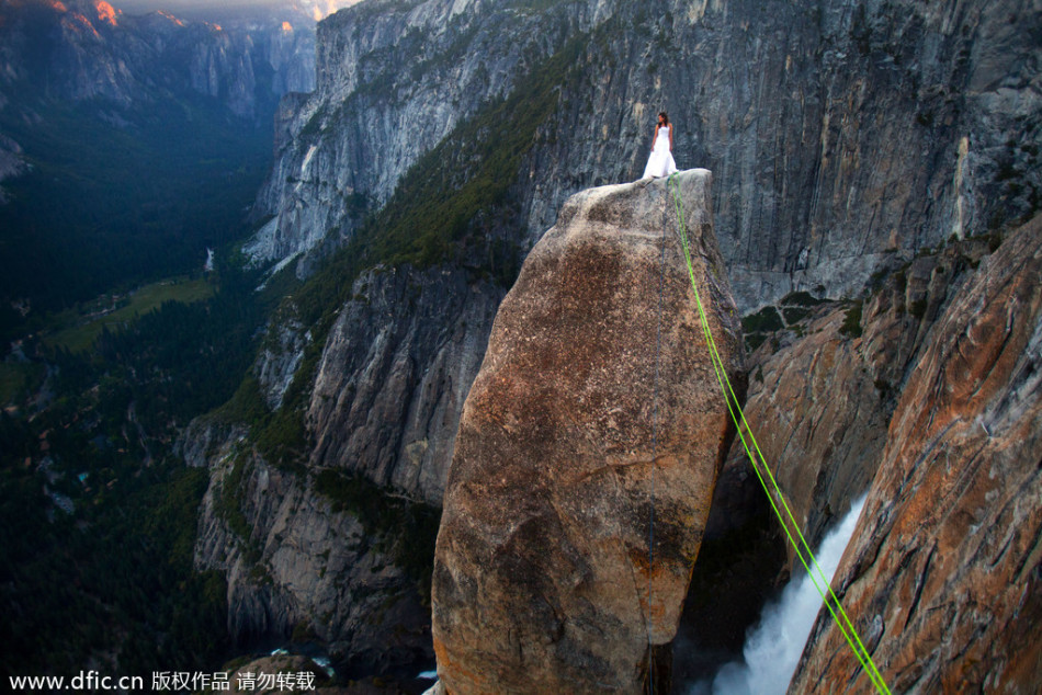 结婚难难于上青天 美夫妻勇于悬崖上举行婚礼