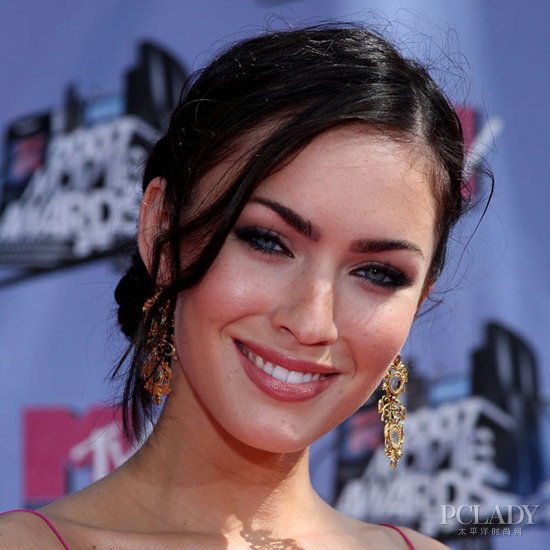 性感尤物都爱黑发色 魅惑风情挡不住