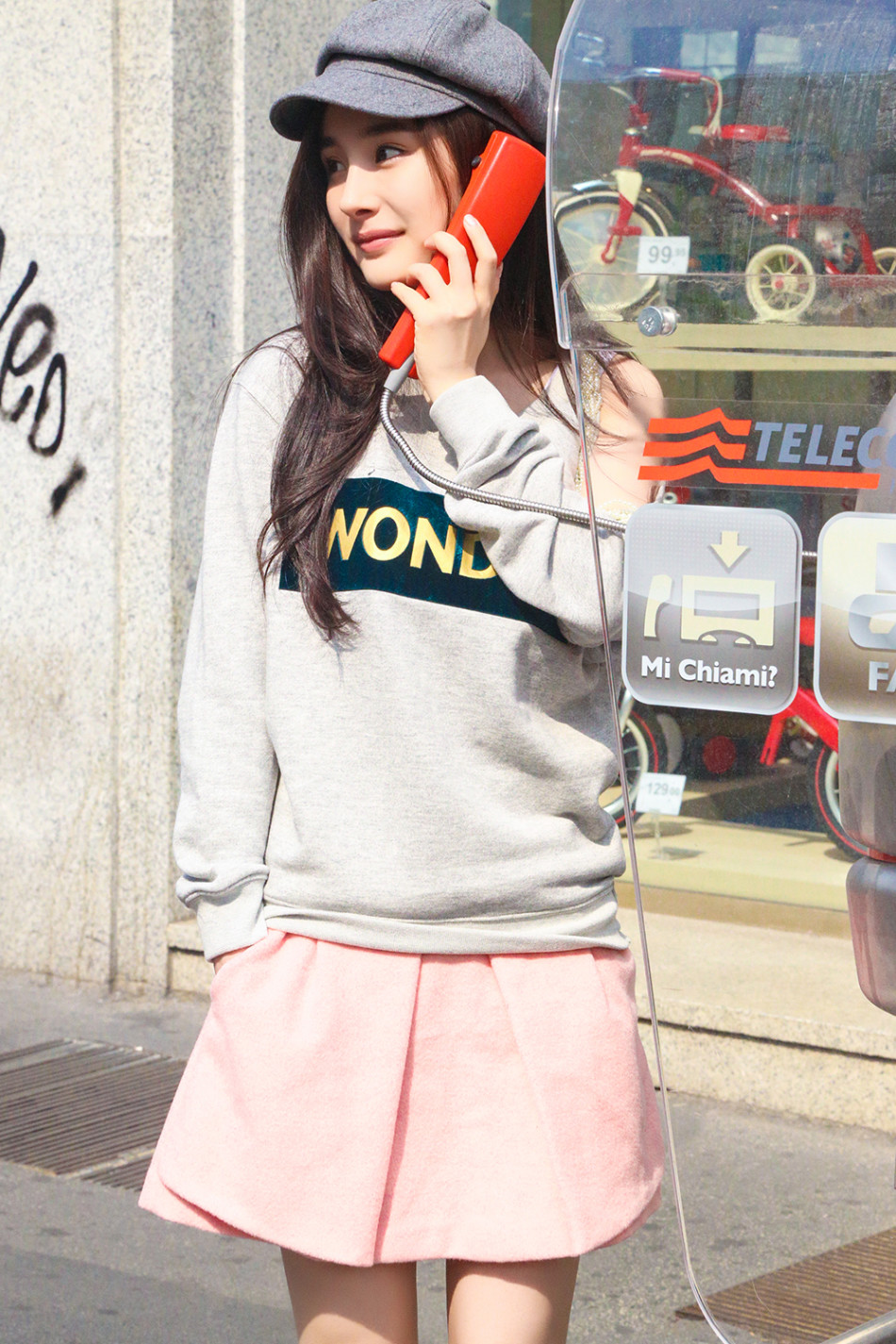 新浪时尚独家街拍 杨幂米兰街头挑战百变造型