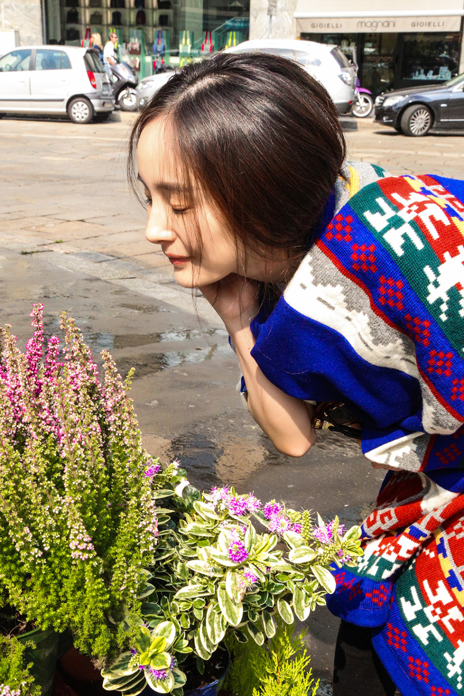 新浪时尚独家街拍 杨幂米兰街头挑战百变造型