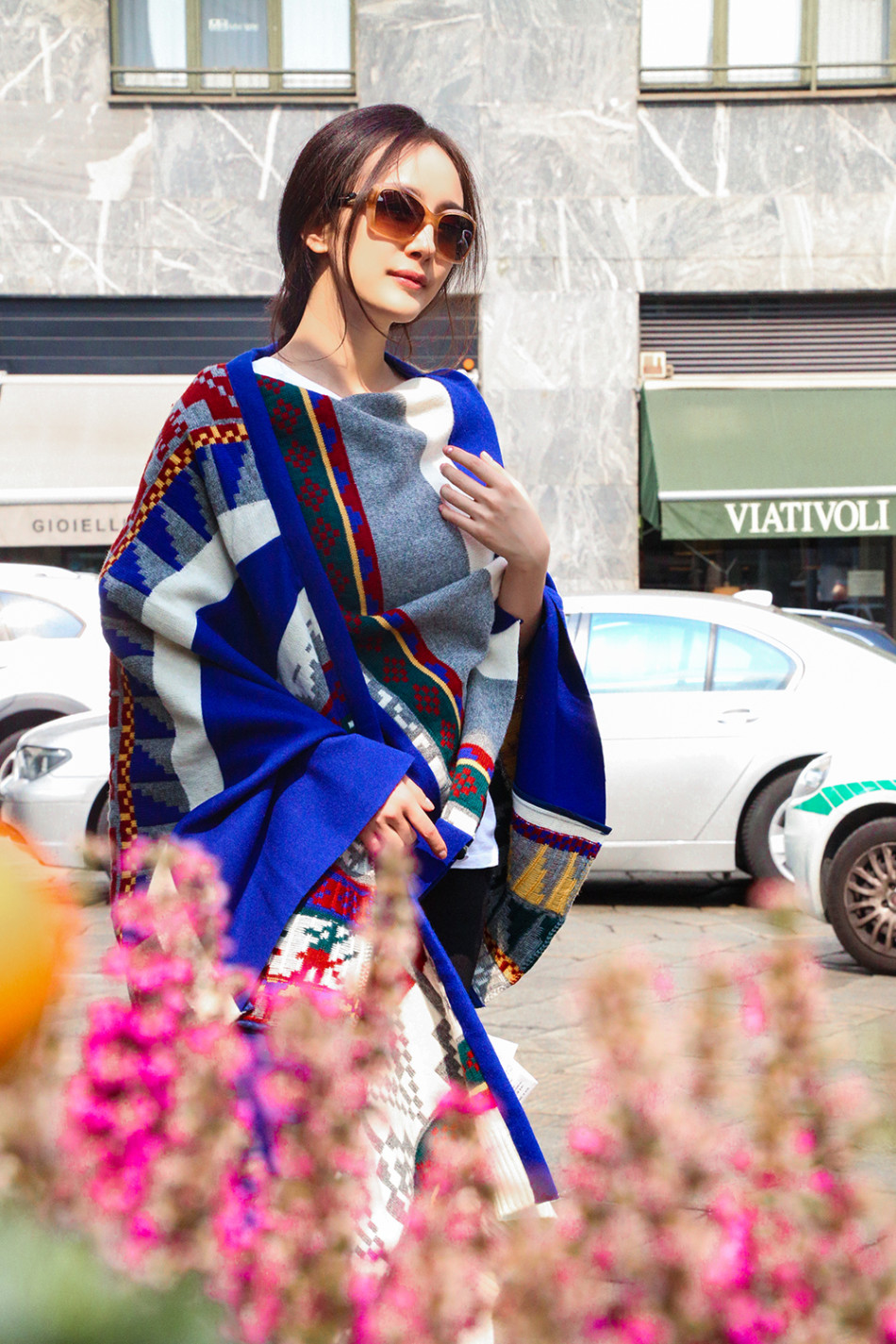 新浪时尚独家街拍 杨幂米兰街头挑战百变造型