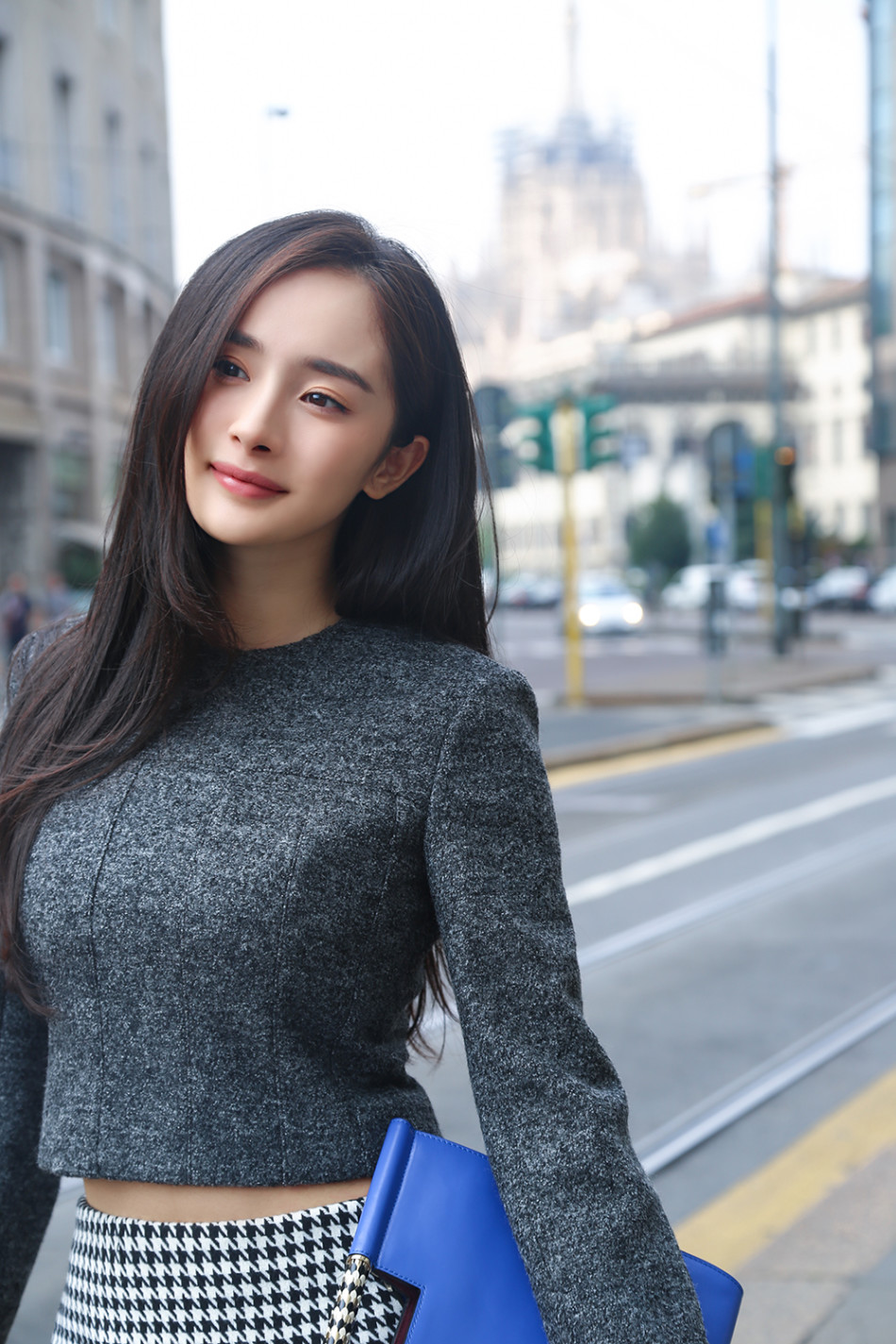 新浪时尚独家街拍 杨幂米兰街头挑战百变造型